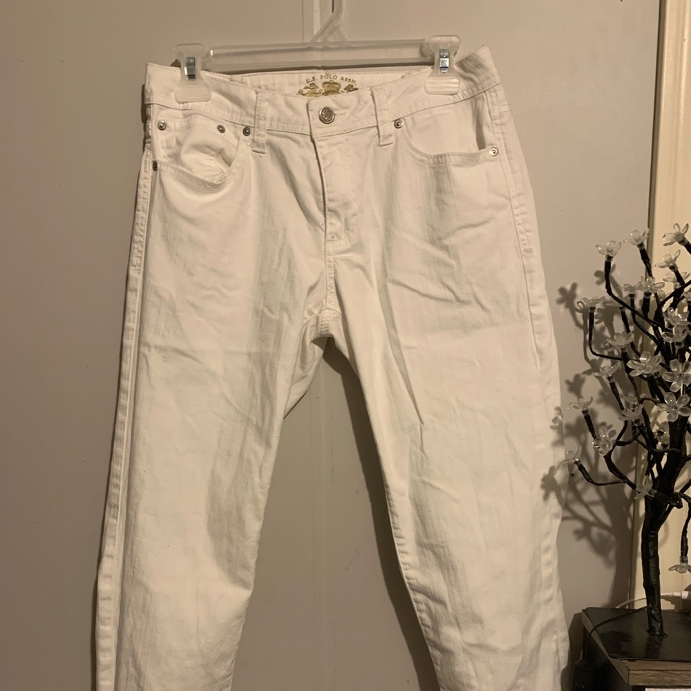 Low waisted white jeans.